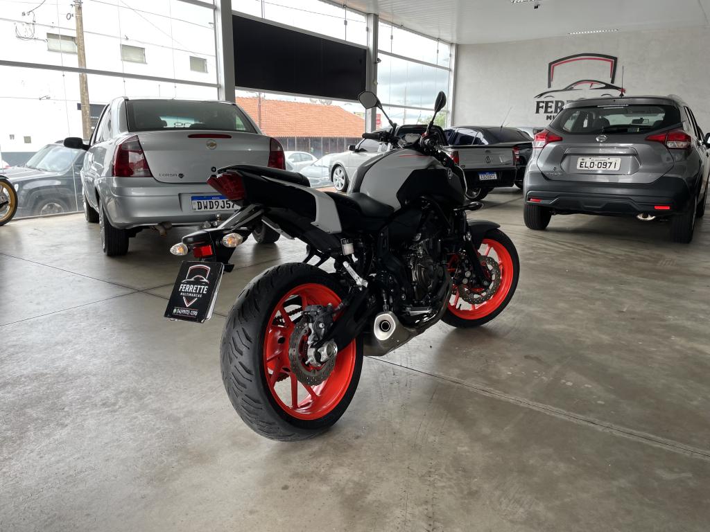 YAMAHA MT-07 700 - Foto