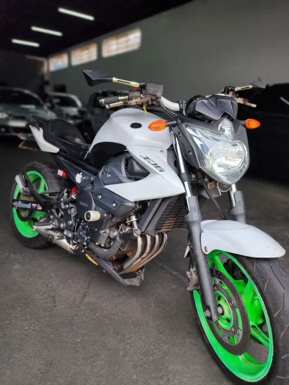 YAMAHA XJ6 600 - Foto