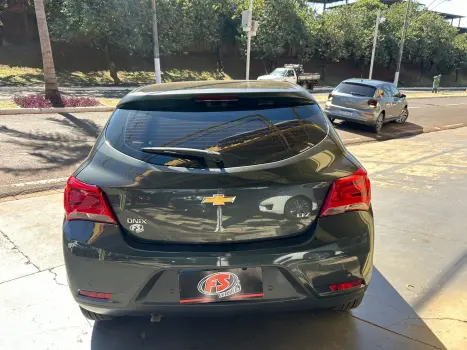 CHEVROLET Onix Hatch 1.4 4P FLEX LTZ AUTOM�TICO, Foto 4