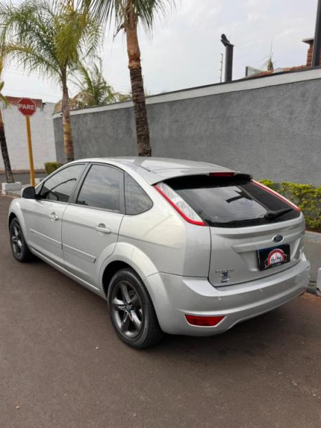 FORD Focus Hatch 2.0 16V 4P GHIA, Foto 2