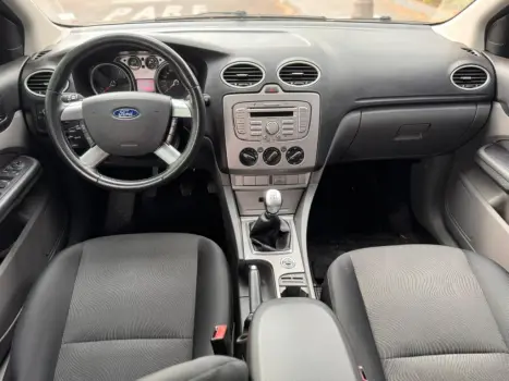 FORD Focus Hatch 2.0 16V 4P GHIA, Foto 9