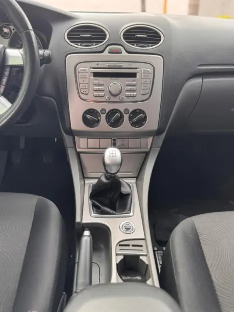 FORD Focus Hatch 2.0 16V 4P GHIA, Foto 11