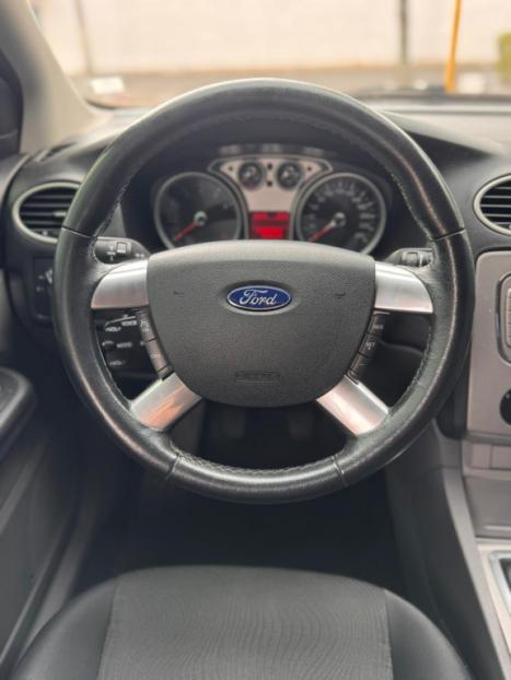 FORD Focus Hatch 2.0 16V 4P GHIA, Foto 12