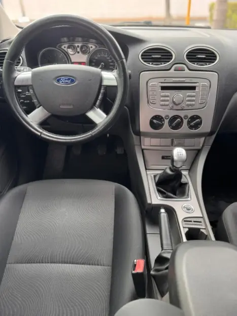 FORD Focus Hatch 2.0 16V 4P GHIA, Foto 13