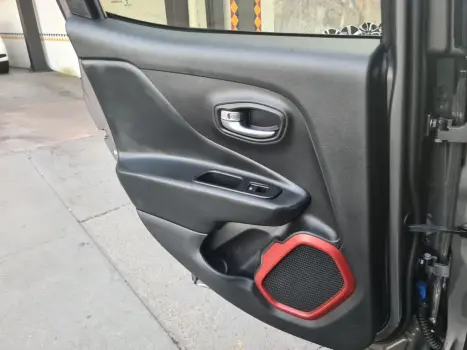 JEEP Renegade 2.0 16V 4P TURBO DIESEL TRAILHAWK 4X4 AUTOMÁTICO, Foto 8 JEEP Renegade 2.0 16V 4P TURBO DIESEL TRAILHAWK 4X4 AUTOMÁTICO, Foto 8