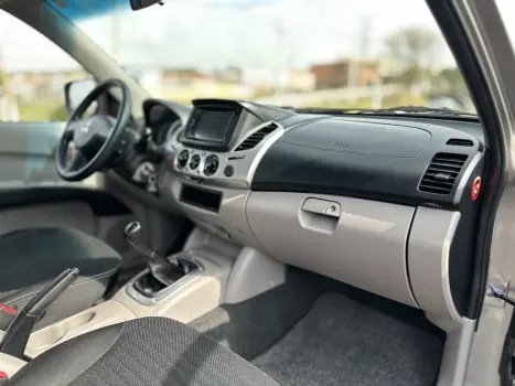 MITSUBISHI L 200 Triton 2.4 16V FLEX HLS CABINE DUPLA, Foto 6