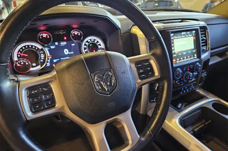 RAM Classic 5.7 V8 32V 4P HEMI LARAMIE NIGHT EDITION AUTOM�TICO, Foto 13