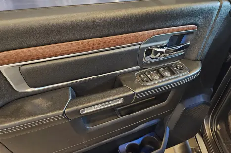 RAM Classic 5.7 V8 32V 4P HEMI LARAMIE NIGHT EDITION AUTOM�TICO, Foto 15