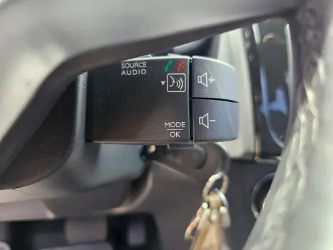 RENAULT Stepway 1.6 16V 4P FLEX ICONIC X-TONIC AUTOM�TICO CVT, Foto 19