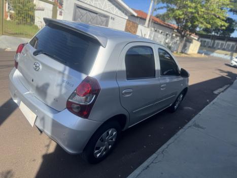 TOYOTA Etios Hatch 1.3 16V 4P FLEX X AUTOM�TICO, Foto 2