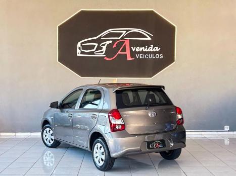 TOYOTA Etios Hatch 1.3 16V 4P FLEX X AUTOM�TICO, Foto 4