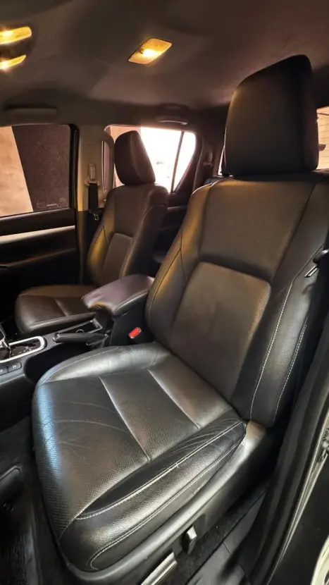 TOYOTA Hilux Caminhonete 2.8 16V SRX 4X4 DIESEL CABINE DUPLA AUTOM�TICO, Foto 8