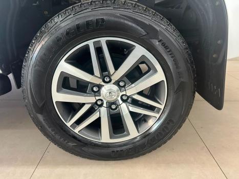 TOYOTA Hilux Caminhonete 2.8 16V SRV 4X4 DIESEL CABINE DUPLA AUTOM�TICO, Foto 16