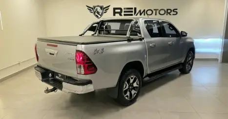 TOYOTA Hilux Caminhonete 2.8 16V SRX 50 ANOS 4X4 TURBO DIESEL CABINE DUPLA AUTOMÁTICO, Foto 3