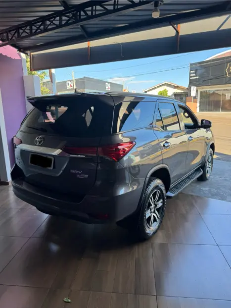 TOYOTA Hilux SW4 2.7 16V 4P FLEX SRV 7 LUGARES AUTOM�TICO, Foto 3