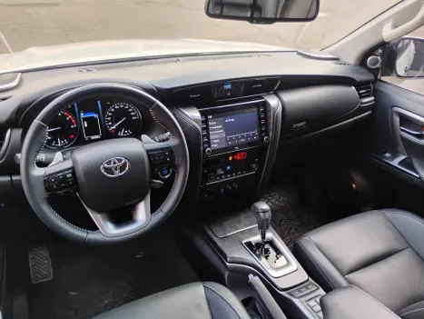 TOYOTA Hilux SW4 2.8 16V 4P SRX 4X4 7 LUGARES TURBO DIESEL AUTOMTICO, Foto 12