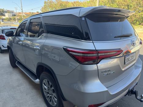 TOYOTA Hilux SW4 2.8 16V 4P SRX 4X4 7 LUGARES TURBO DIESEL AUTOMÁTICO, Foto 5 TOYOTA Hilux SW4 2.8 16V 4P SRX 4X4 7 LUGARES TURBO DIESEL AUTOMÁTICO, Foto 5