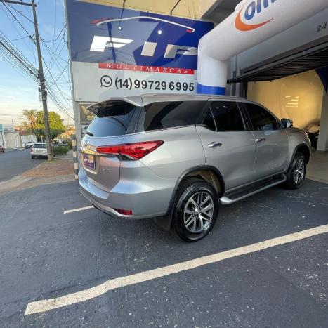 TOYOTA Hilux SW4 2.8 16V 4P SRX 4X4 7 LUGARES TURBO DIESEL AUTOMÁTICO, Foto 5 TOYOTA Hilux SW4 2.8 16V 4P SRX 4X4 7 LUGARES TURBO DIESEL AUTOMÁTICO, Foto 5