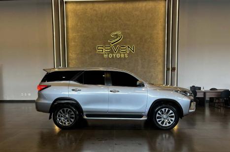 TOYOTA Hilux SW4 2.8 16V 4P SRX 4X4 7 LUGARES TURBO DIESEL AUTOMTICO, Foto 4