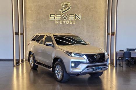 TOYOTA Hilux SW4 2.8 4P SRX 4X4 TURBO DIESEL AUTOMTICO, Foto 3