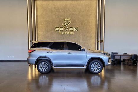 TOYOTA Hilux SW4 2.8 4P SRX 4X4 TURBO DIESEL AUTOMTICO, Foto 4