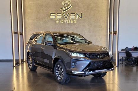 TOYOTA Hilux SW4 2.8 4P SRX 4X4 DIAMOND 7 LUGARES TURBO DIESEL AUTOMTICO, Foto 3