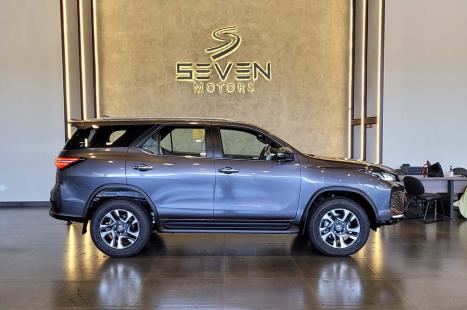 TOYOTA Hilux SW4 2.8 4P SRX 4X4 DIAMOND 7 LUGARES TURBO DIESEL AUTOMTICO, Foto 4