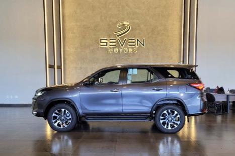 TOYOTA Hilux SW4 2.8 4P SRX 4X4 DIAMOND 7 LUGARES TURBO DIESEL AUTOMTICO, Foto 5