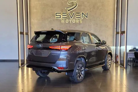 TOYOTA Hilux SW4 2.8 4P SRX 4X4 DIAMOND 7 LUGARES TURBO DIESEL AUTOMTICO, Foto 7