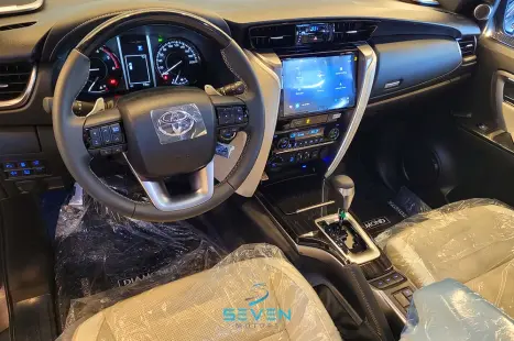 TOYOTA Hilux SW4 2.8 4P SRX 4X4 DIAMOND 7 LUGARES TURBO DIESEL AUTOMTICO, Foto 8