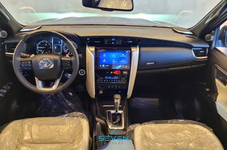 TOYOTA Hilux SW4 2.8 4P SRX 4X4 DIAMOND 7 LUGARES TURBO DIESEL AUTOMTICO, Foto 9