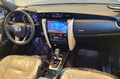 TOYOTA Hilux SW4 2.8 4P SRX 4X4 DIAMOND 7 LUGARES TURBO DIESEL AUTOMTICO, Foto 10