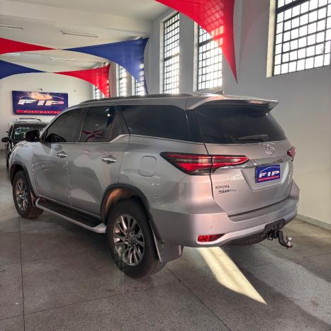 TOYOTA Hilux SW4 2.8 16V 4P SRX 4X4 7 LUGARES TURBO DIESEL AUTOMTICO, Foto 2