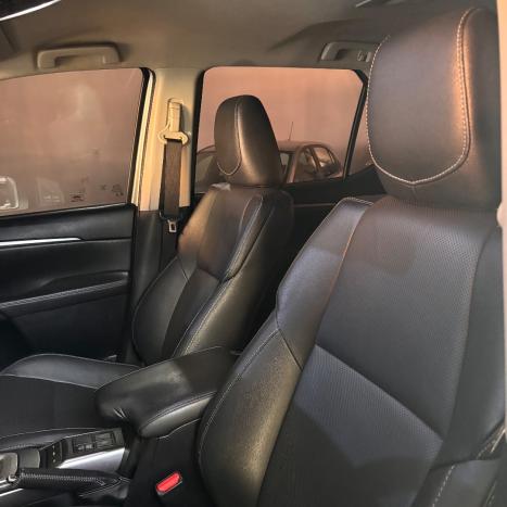 TOYOTA Hilux SW4 2.8 16V 4P SRX 4X4 7 LUGARES TURBO DIESEL AUTOMTICO, Foto 4