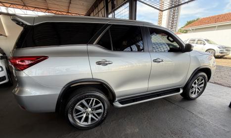 TOYOTA Hilux SW4 2.8 4P SRX 4X4 TURBO DIESEL AUTOM�TICO, Foto 3