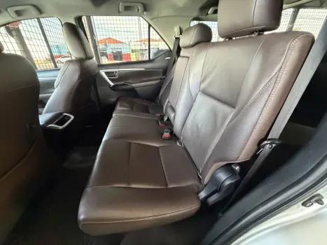 TOYOTA Hilux SW4 2.8 4P SRX 4X4 TURBO DIESEL AUTOM�TICO, Foto 8