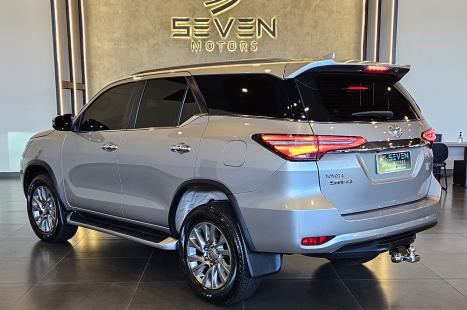 TOYOTA Hilux SW4 2.8 4P SRX 4X4 DIAMOND 7 LUGARES TURBO DIESEL AUTOM�TICO, Foto 2