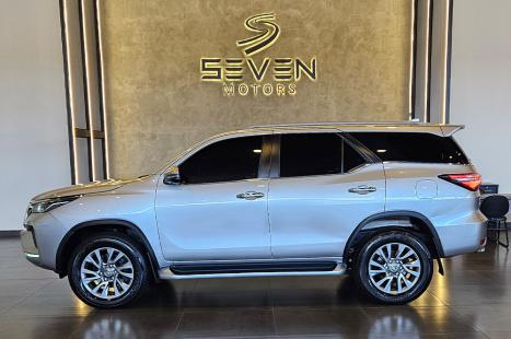 TOYOTA Hilux SW4 2.8 4P SRX 4X4 DIAMOND 7 LUGARES TURBO DIESEL AUTOM�TICO, Foto 3