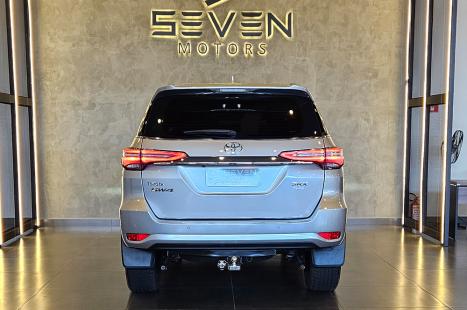 TOYOTA Hilux SW4 2.8 4P SRX 4X4 DIAMOND 7 LUGARES TURBO DIESEL AUTOM�TICO, Foto 4