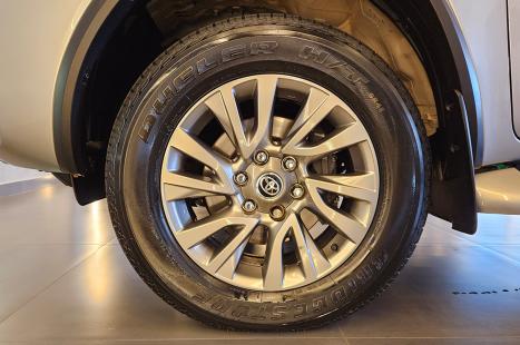 TOYOTA Hilux SW4 2.8 4P SRX 4X4 DIAMOND 7 LUGARES TURBO DIESEL AUTOM�TICO, Foto 12