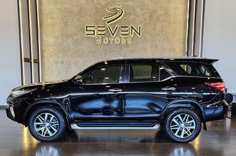 TOYOTA Hilux SW4 2.8 4P SRX 4X4 DIAMOND 7 LUGARES TURBO DIESEL AUTOM�TICO, Foto 2