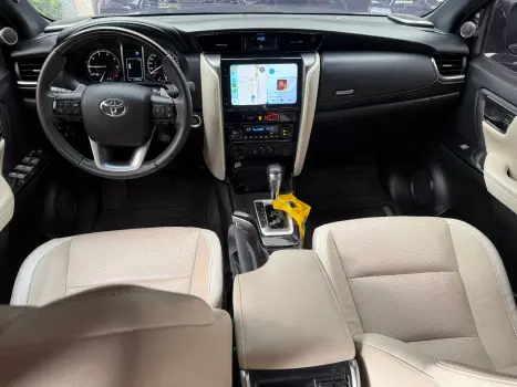 TOYOTA Hilux SW4 2.8 4P SRX 4X4 DIAMOND 7 LUGARES TURBO DIESEL AUTOM�TICO, Foto 12