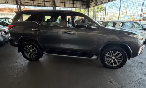 TOYOTA Hilux SW4 2.8 16V 4P SRX 4X4 7 LUGARES TURBO DIESEL AUTOM�TICO, Foto 2