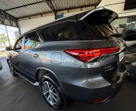 TOYOTA Hilux SW4 2.8 16V 4P SRX 4X4 7 LUGARES TURBO DIESEL AUTOM�TICO, Foto 3