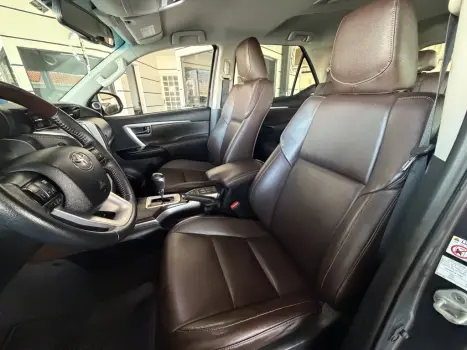 TOYOTA Hilux SW4 2.8 16V 4P SRX 4X4 7 LUGARES TURBO DIESEL AUTOM�TICO, Foto 10