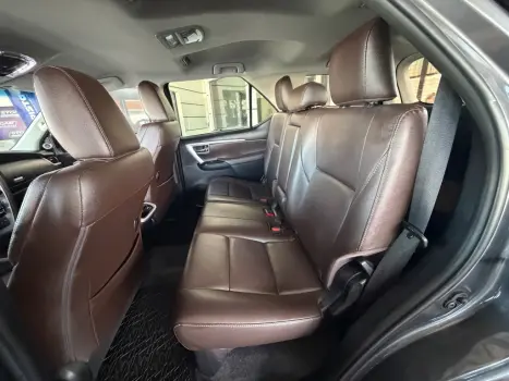 TOYOTA Hilux SW4 2.8 16V 4P SRX 4X4 7 LUGARES TURBO DIESEL AUTOM�TICO, Foto 11