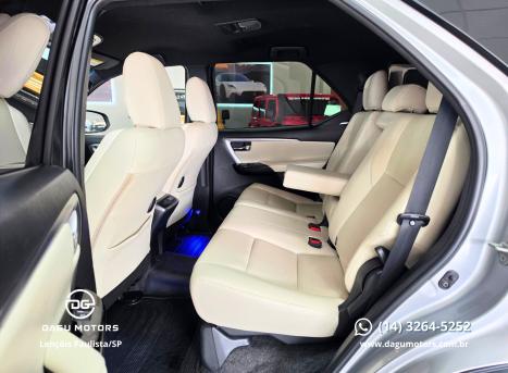 TOYOTA Hilux SW4 2.8 4P SRX 4X4 DIAMOND 7 LUGARES TURBO DIESEL AUTOM�TICO, Foto 9