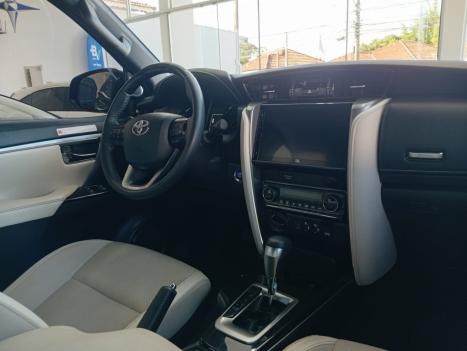 TOYOTA Hilux SW4 2.8 4P SRX 4X4 DIAMOND 7 LUGARES TURBO DIESEL AUTOM�TICO, Foto 13