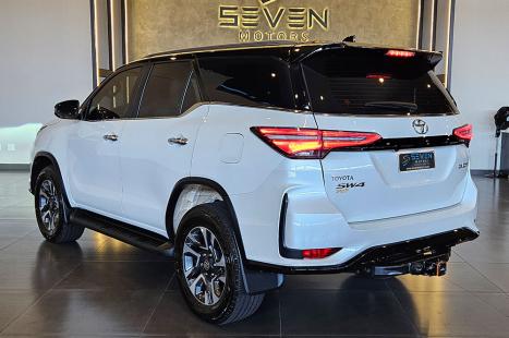 TOYOTA Hilux SW4 2.8 4P SRX 4X4 DIAMOND 7 LUGARES TURBO DIESEL AUTOM�TICO, Foto 3