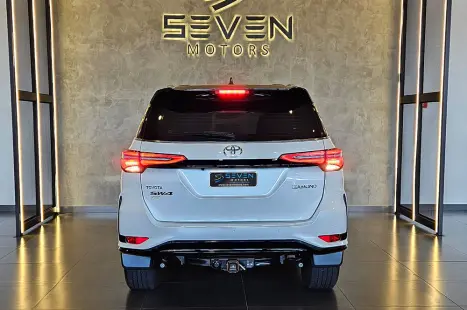 TOYOTA Hilux SW4 2.8 4P SRX 4X4 DIAMOND 7 LUGARES TURBO DIESEL AUTOM�TICO, Foto 4